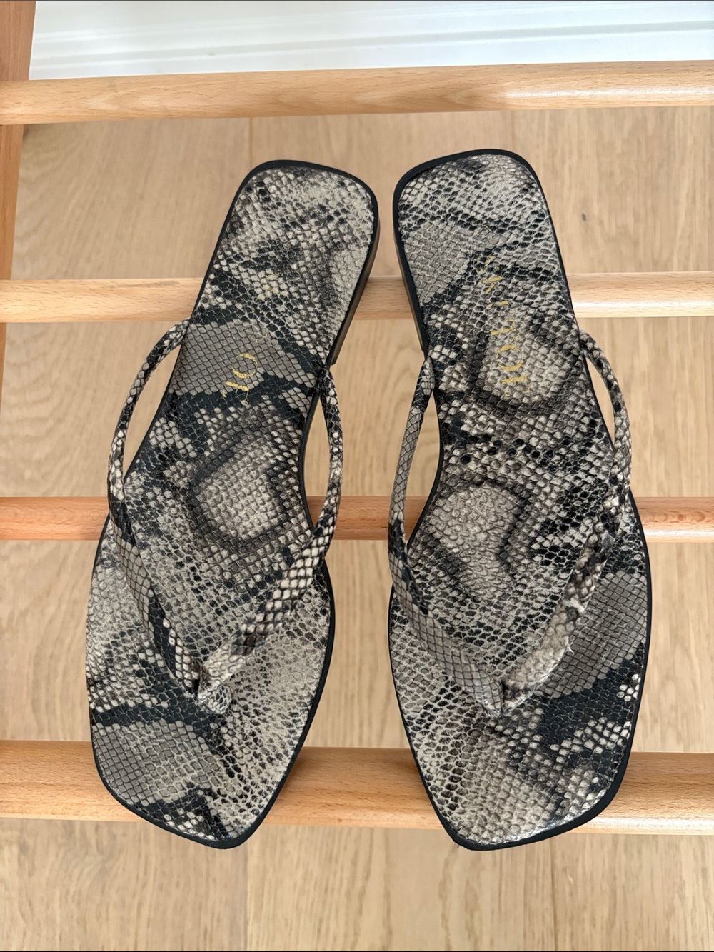 Womens Snake-Print Square-Toe Flip Flop Sandals - Black/Gray